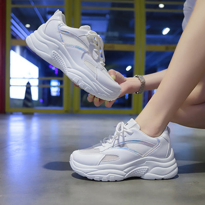 Sieviešu kedas vienkāršs modelis ar rupju zoli un šņorēm