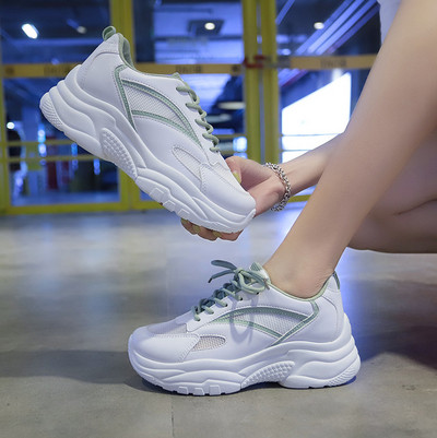 Sieviešu kedas vienkāršs modelis ar rupju zoli un šņorēm