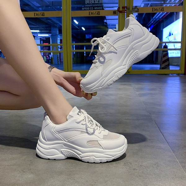 Sieviešu kedas vienkāršs modelis ar rupju zoli un šņorēm