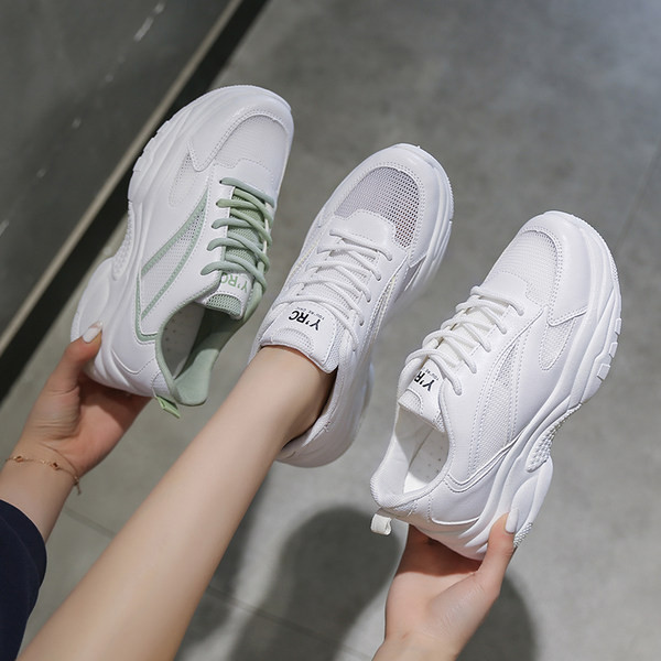 Sieviešu kedas vienkāršs modelis ar rupju zoli un šņorēm