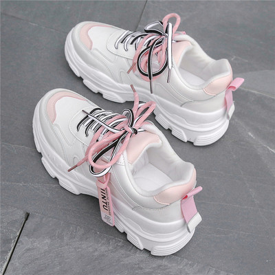 Jauns sieviešu kedu modelis ar rupju zoles uzrakstu un šņorēm