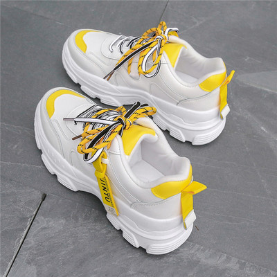 Jauns sieviešu kedu modelis ar rupju zoles uzrakstu un šņorēm