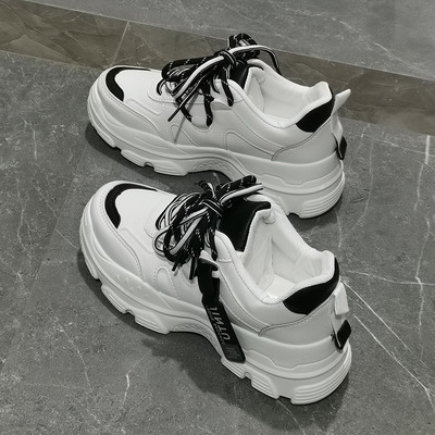 Jauns sieviešu kedu modelis ar rupju zoles uzrakstu un šņorēm