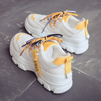 Jauns sieviešu kedu modelis ar rupju zoles uzrakstu un šņorēm