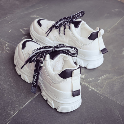 Jauns sieviešu kedu modelis ar rupju zoles uzrakstu un šņorēm