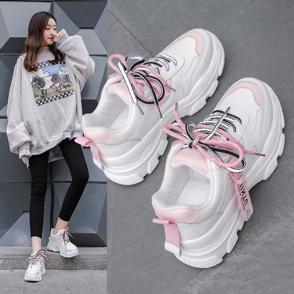 Jauns sieviešu kedu modelis ar rupju zoles uzrakstu un šņorēm