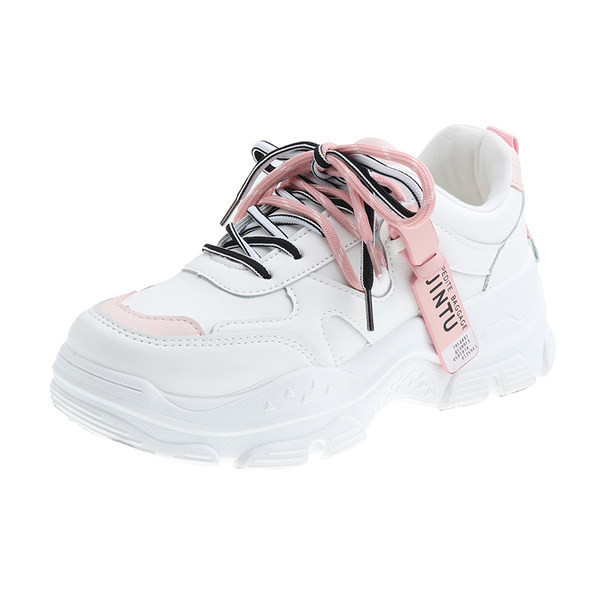 Jauns sieviešu kedu modelis ar rupju zoles uzrakstu un šņorēm