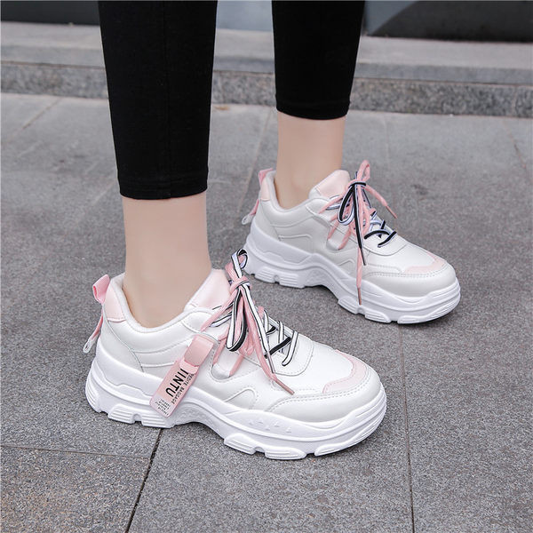 Jauns sieviešu kedu modelis ar rupju zoles uzrakstu un šņorēm