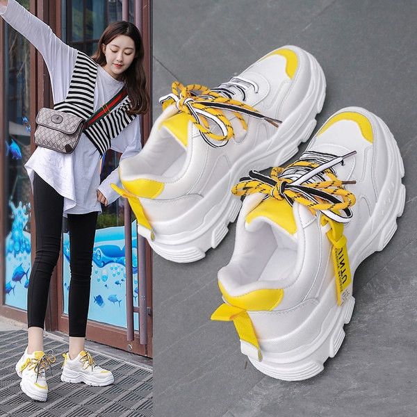 Jauns sieviešu kedu modelis ar rupju zoles uzrakstu un šņorēm