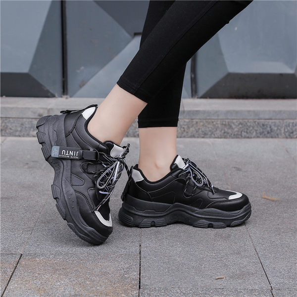 Jauns sieviešu kedu modelis ar rupju zoles uzrakstu un šņorēm