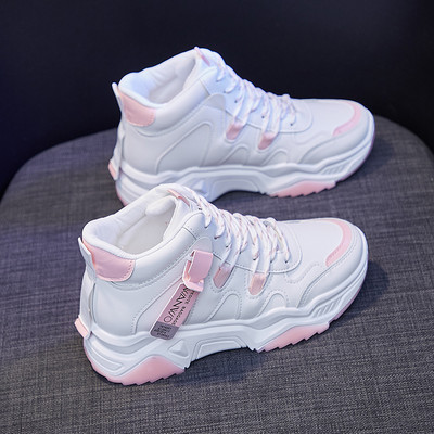 Naiste ökonahast kõrged kirjaga tossud