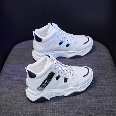 Naiste ökonahast kõrged kirjaga tossud