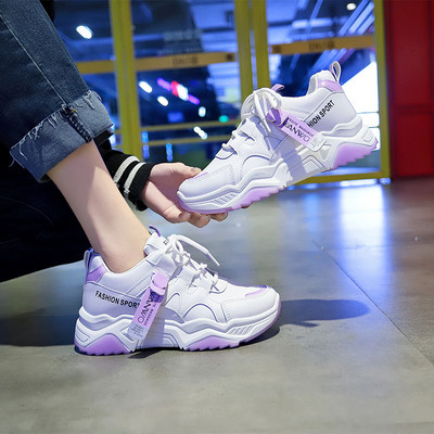 Naiste ökonahast kõrged kirjaga tossud