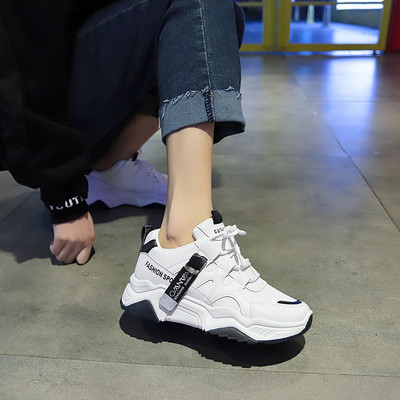 Naiste ökonahast kõrged kirjaga tossud