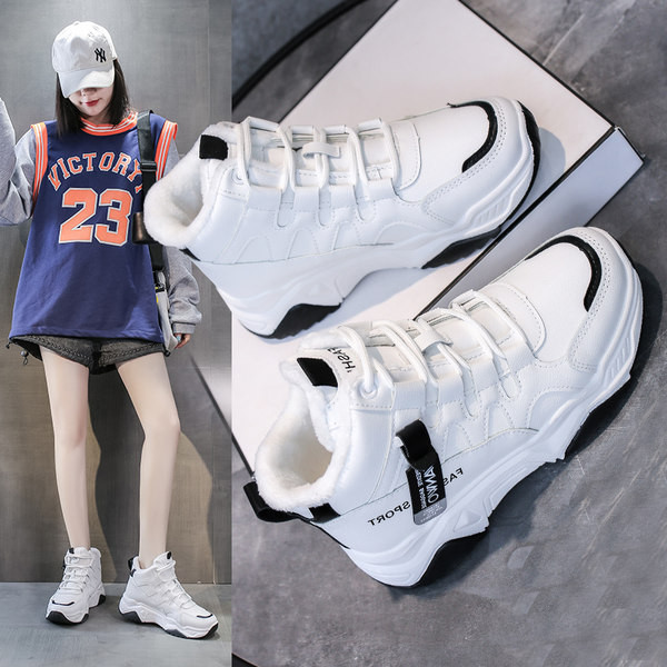 Naiste ökonahast kõrged kirjaga tossud