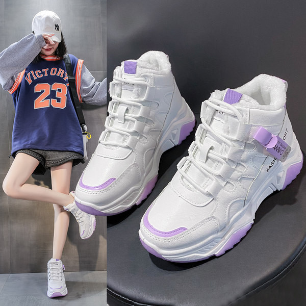 Naiste ökonahast kõrged kirjaga tossud