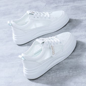 Sieviešu kedas baltā krāsā ar plakanu zoli - divi modeļi