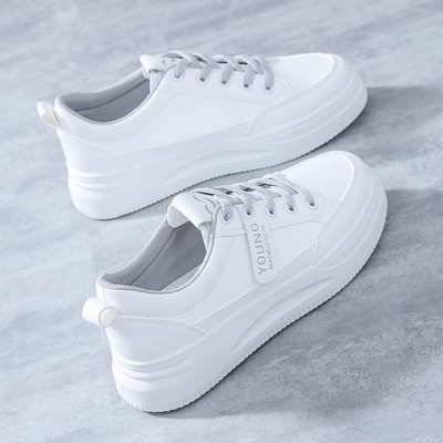 Sieviešu kedas baltā krāsā ar plakanu zoli - divi modeļi