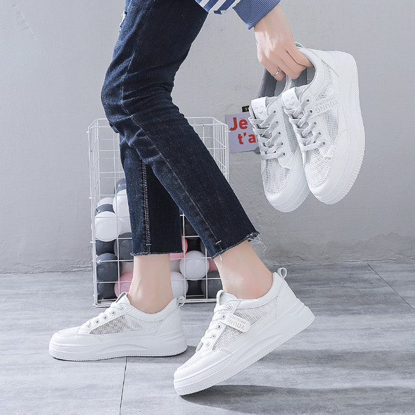 Sieviešu kedas baltā krāsā ar plakanu zoli - divi modeļi