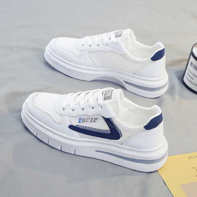 Ikdienas kedas ar sietu un plakanu zoli baltā krāsā sievietēm