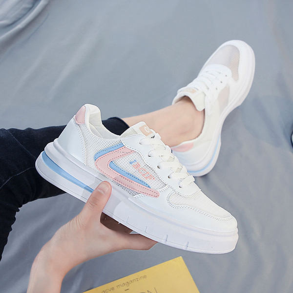 Ikdienas kedas ar sietu un plakanu zoli baltā krāsā sievietēm