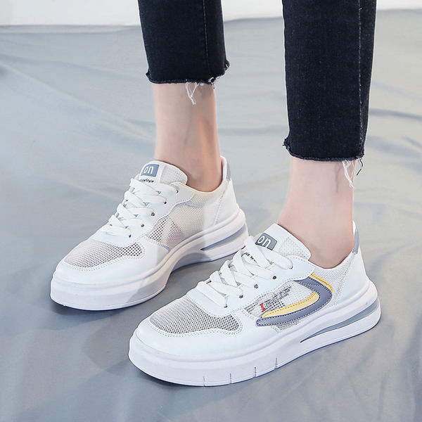 Ikdienas kedas ar sietu un plakanu zoli baltā krāsā sievietēm