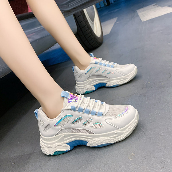 Sieviešu kedas ar krāsainām zoles saitēm un uzrakstu