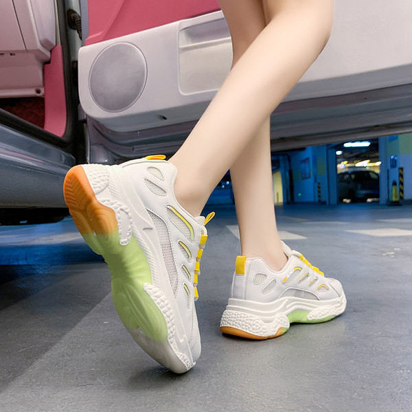 Sieviešu kedas ar krāsainām zoles saitēm un uzrakstu