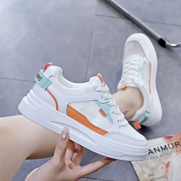 Jauns sporta sieviešu kedu modelis ar plakanām zolēm