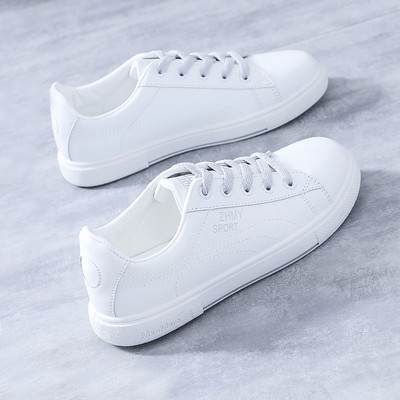 Vienkāršs sieviešu kedu modelis ar plakanu zoli un šņorēm