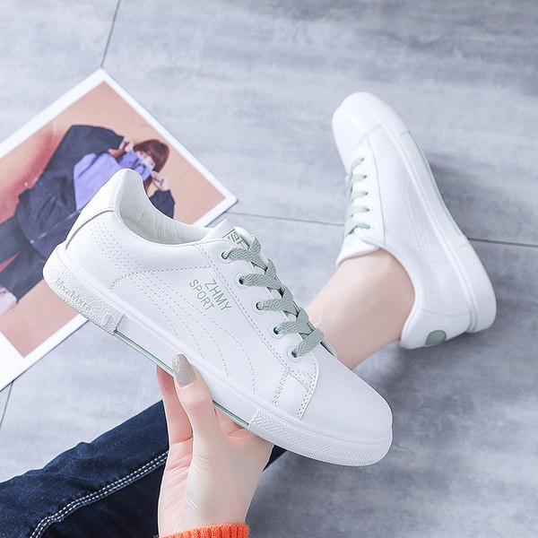 Vienkāršs sieviešu kedu modelis ar plakanu zoli un šņorēm