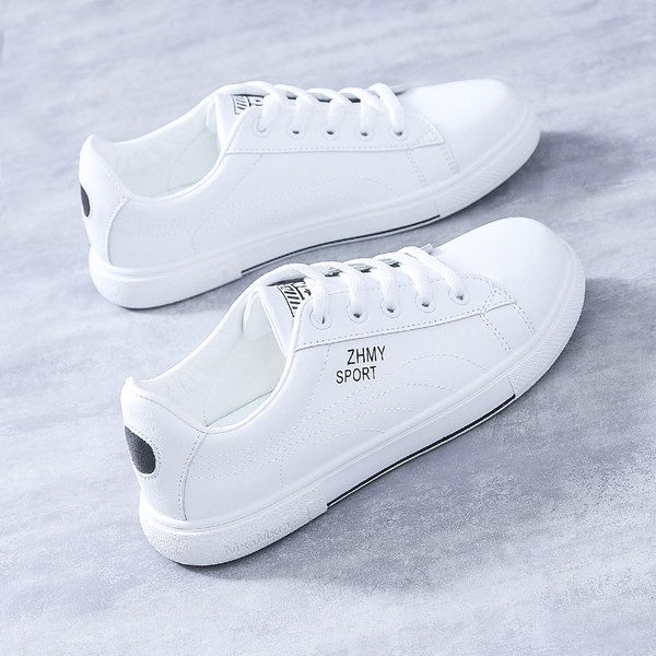 Vienkāršs sieviešu kedu modelis ar plakanu zoli un šņorēm