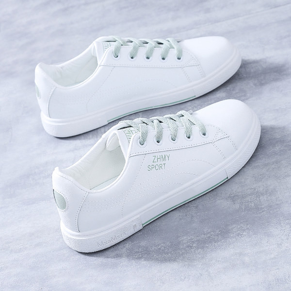 Vienkāršs sieviešu kedu modelis ar plakanu zoli un šņorēm