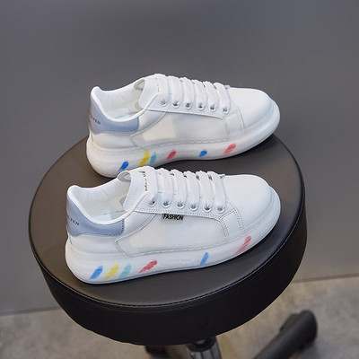 Modernas sieviešu kedas ar krāsainām zolēm un mežģīnēm