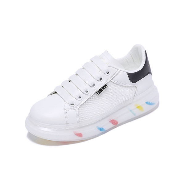 Modernas sieviešu kedas ar krāsainām zolēm un mežģīnēm