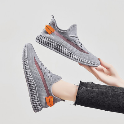 Sportimiseks sobivad suvised naiste riidest tossud