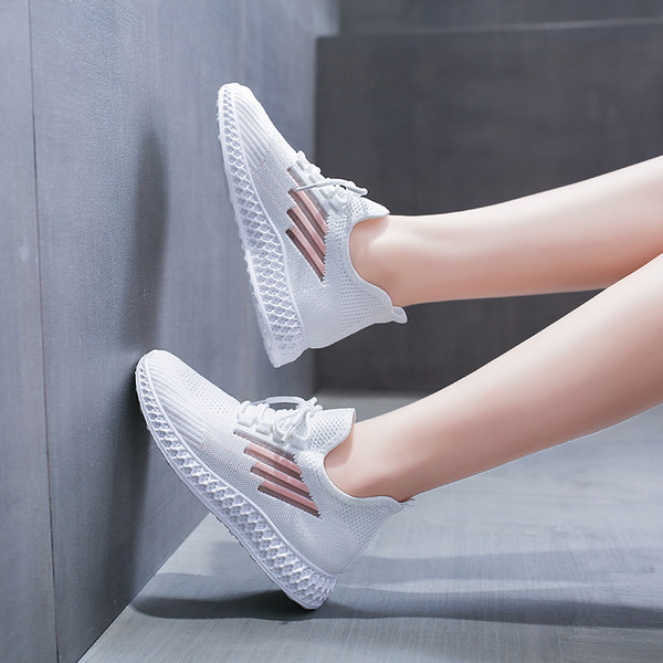 Sportimiseks sobivad suvised naiste riidest tossud