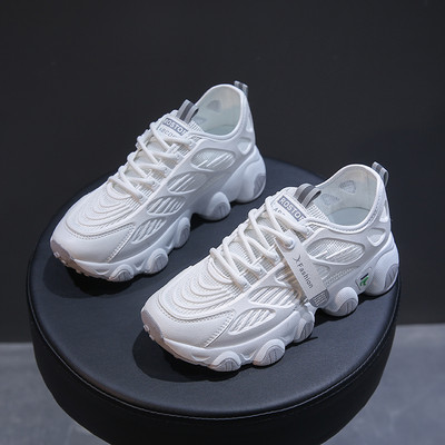 Modernas sieviešu kedas ar rupju zoli - divi modeļi