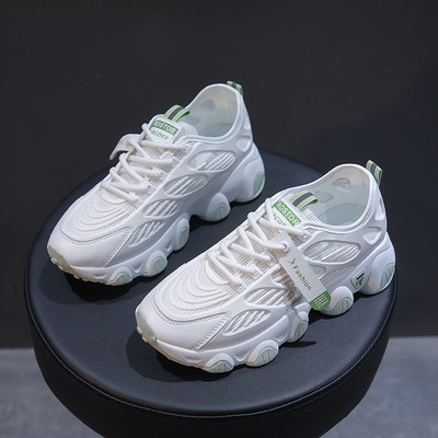 Modernas sieviešu kedas ar rupju zoli - divi modeļi