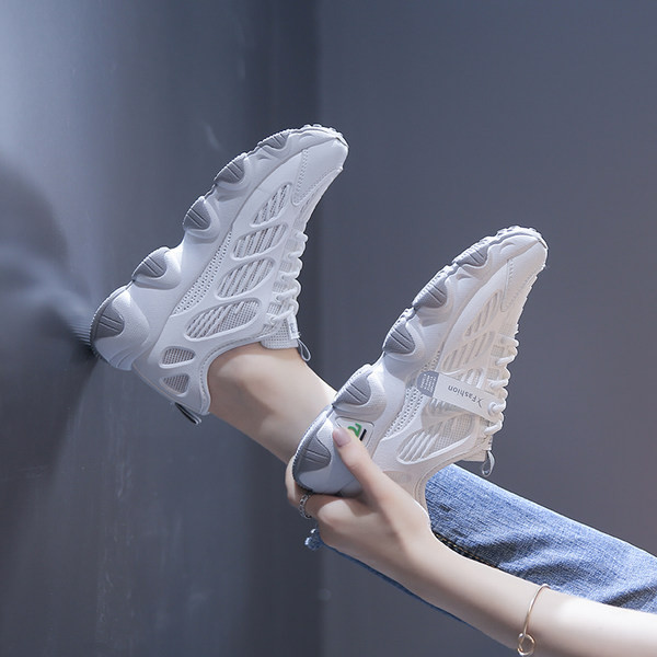 Modernas sieviešu kedas ar rupju zoli - divi modeļi