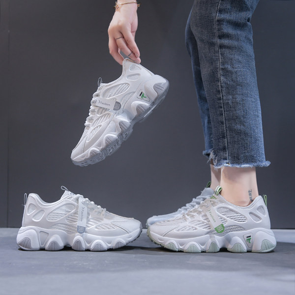 Modernas sieviešu kedas ar rupju zoli - divi modeļi