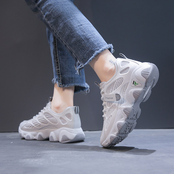 Modernas sieviešu kedas ar rupju zoli - divi modeļi