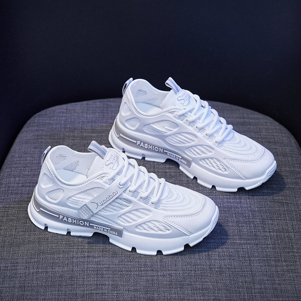 Naistele mõeldud vabaaja tossud kirjaga