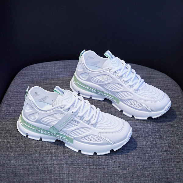 Naistele mõeldud vabaaja tossud kirjaga