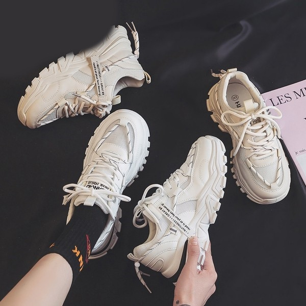 Naiste vabaaja tossud beeži ja valge paeltega