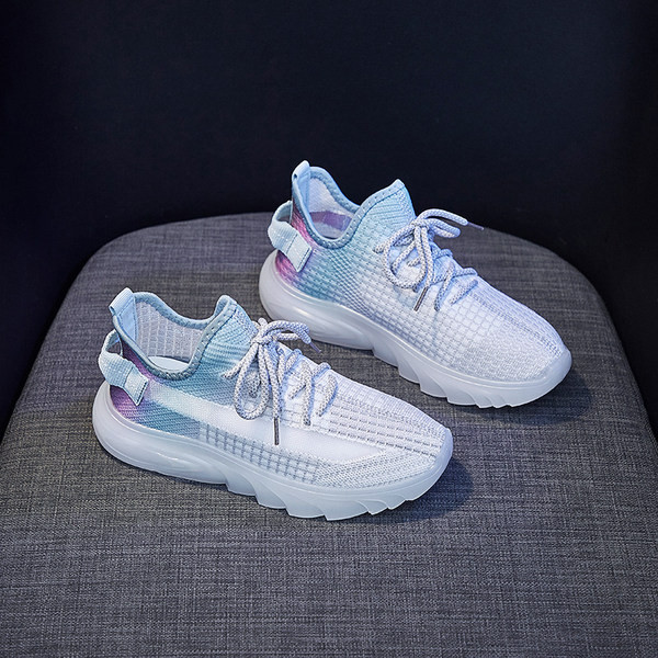 Naiste hingavad suvised paeltega tossud