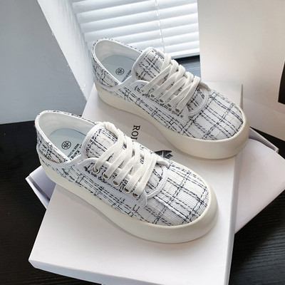 Rūtainas sieviešu kedas ar plakanām zolēm un šņorēm