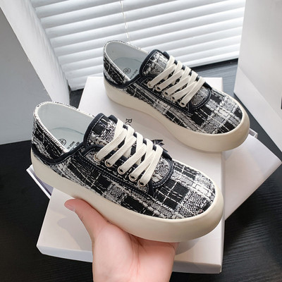 Rūtainas sieviešu kedas ar plakanām zolēm un šņorēm