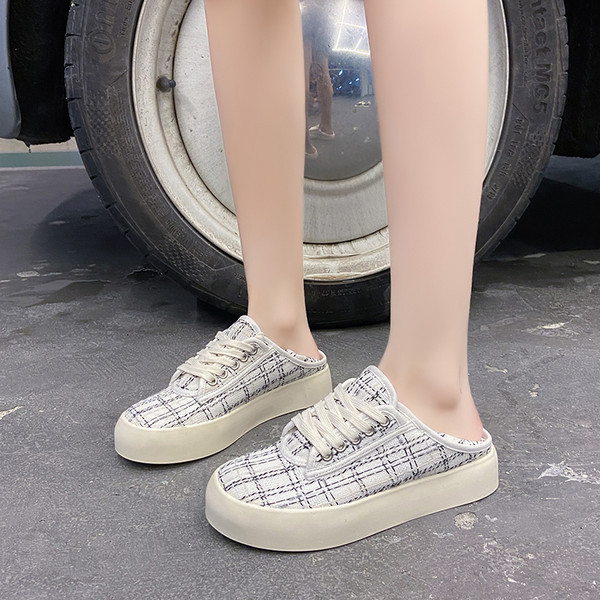 Rūtainas sieviešu kedas ar plakanām zolēm un šņorēm