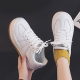 Suveks sobivad ühevärvilised paeltega naiste tossud